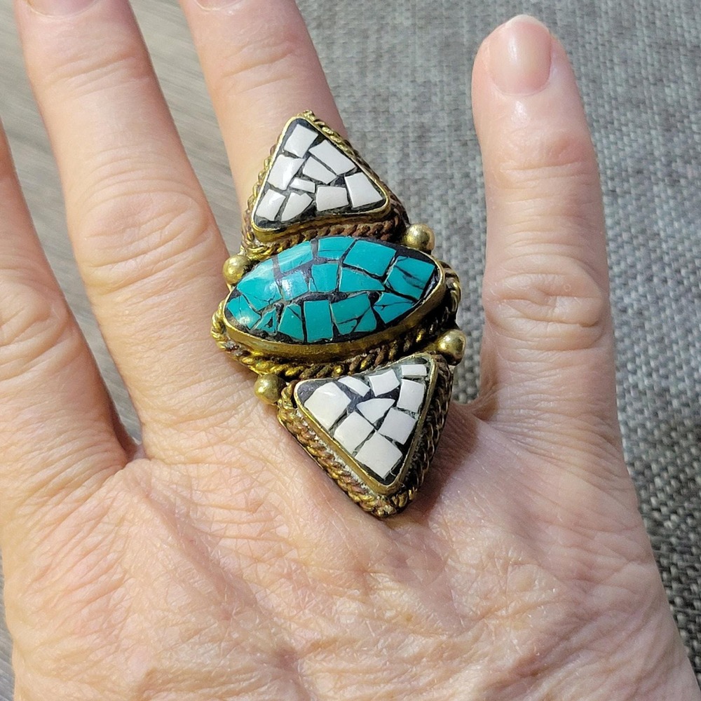 Vtg Y2K Dyed turquoise and white stone mosaic statement ring in brass Sz‎ 7